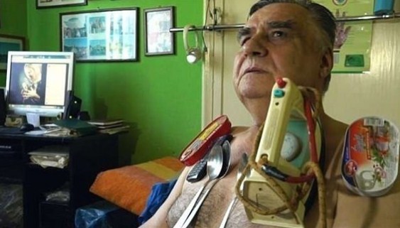 بالفيديو .. رجل مغناطيس يجذب جلده