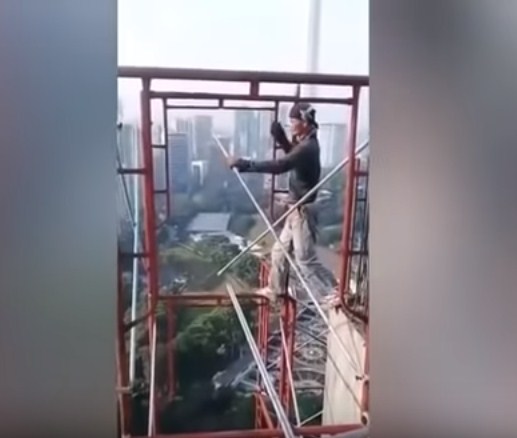 بالفيديو .. يخاطر بحياته ببناء سقالة