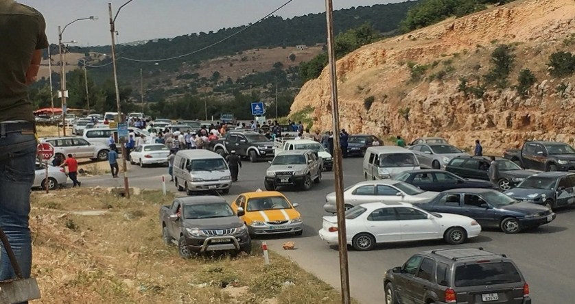 محتجون ضد الحكومة يغلقون طريق جرش