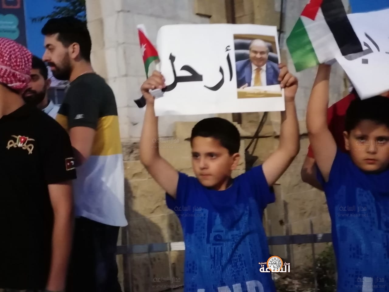 مسيرة في الفحيص تطالب برحيل حكومة