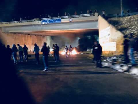 معتصمون يغلقون طريق عمان - جرش