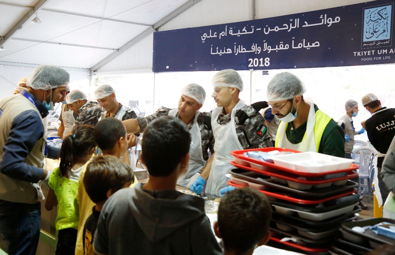 الدرك يشارك في خدمة إفطار الصائمين