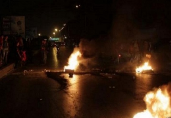 محتجون يغلقون الطريق الصحراوي باتجاه العقبة