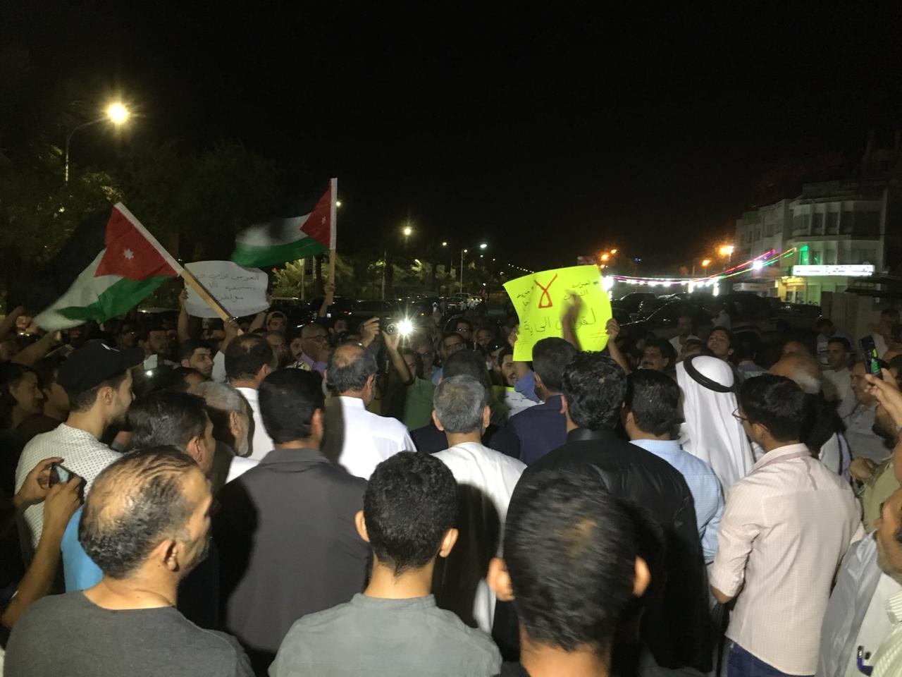 عقباويون: لتسقط حكومة الجباية.. والرفاعي يدعو