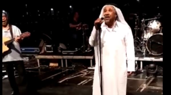 شاهد.. الشاب خالد يثير الجدل باللباس