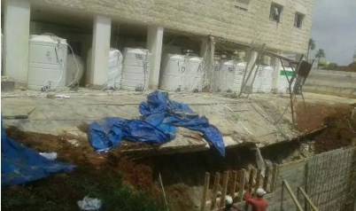 انهيار جزء خارجي لمبنى سكني في