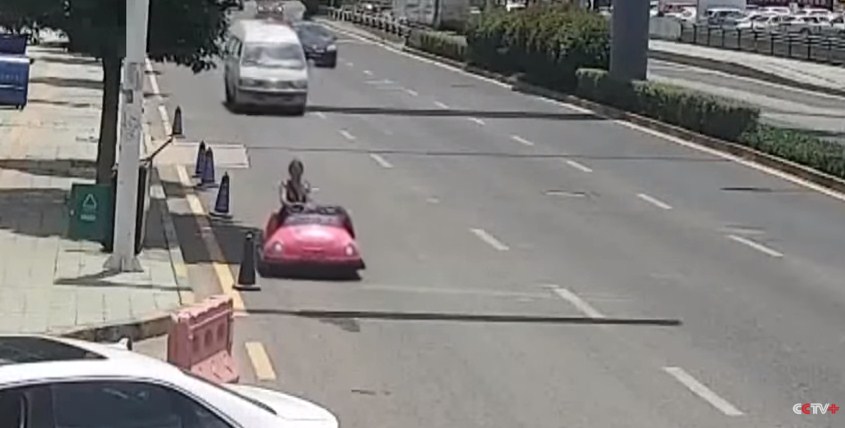 بالفيديو .. صينية تقود سيارة ملاهي