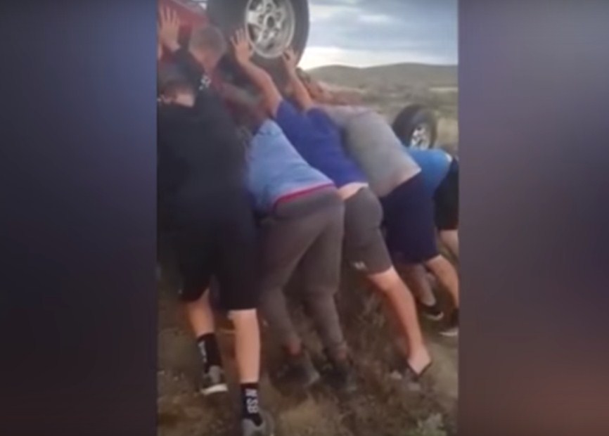 بالفيديو: لاعبو كرة قدم من الأطفال