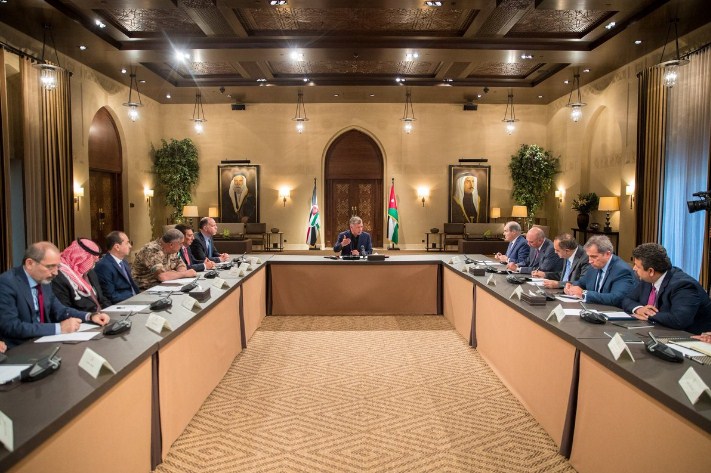 الملك يترأس اجتماعا في الديوان الملكي