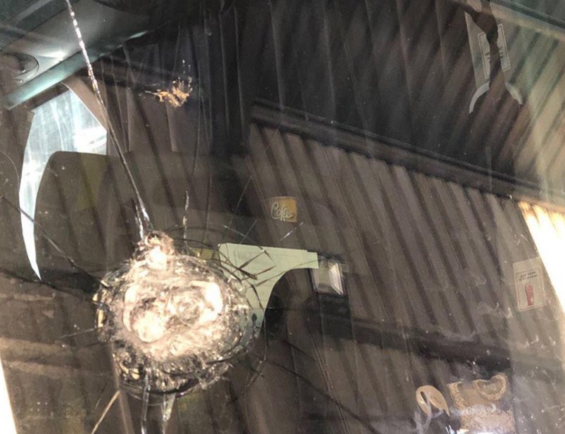 حافلتان لشركة جت تتعرضان للاعتداء على