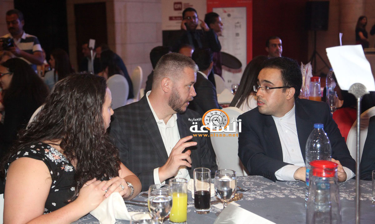 دبلوماسية أميركية تتبادل «الابتسامات» مع دبلوماسي