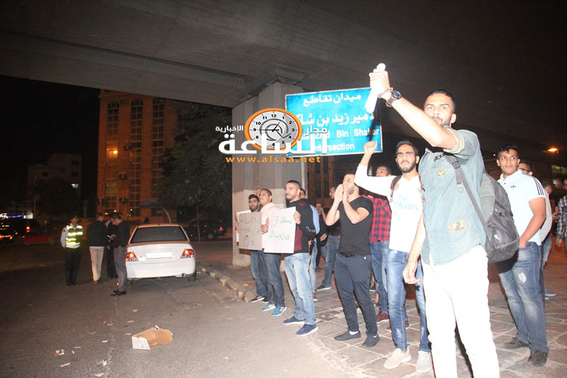 شباب يتجمعون على دوار المدينة الرياضية
