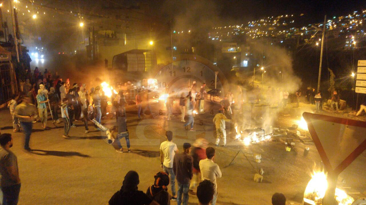 إغلاق طرق واحتجاجات وحرق إطارات في