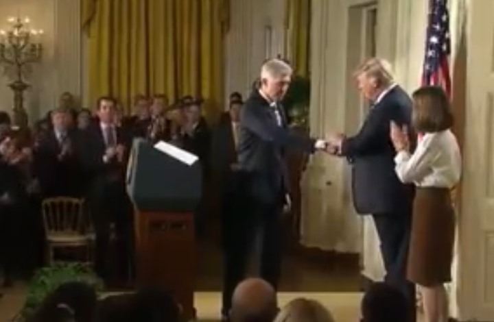 مصافحة عنيفة لترامب مع قاض أمريكي