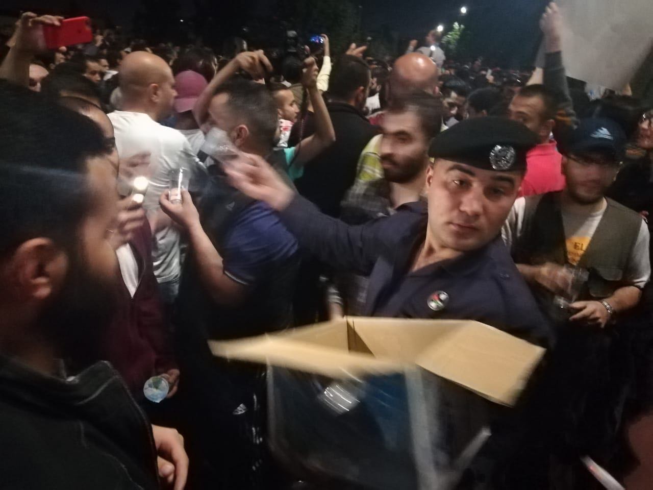 «الامن العام» يوزع المياه على المعتصمين