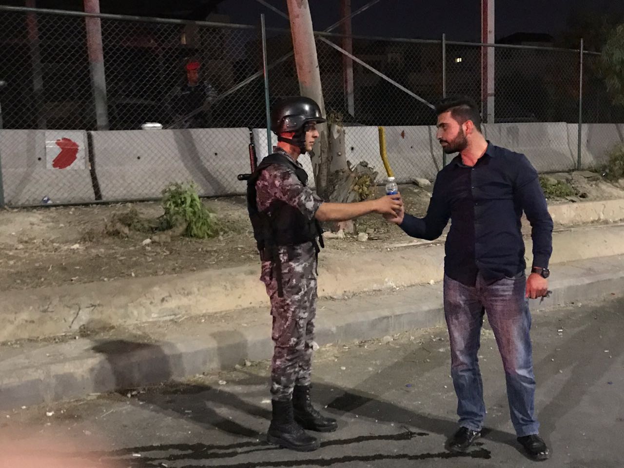 من قدم الماء لمن؟ غير مهم..