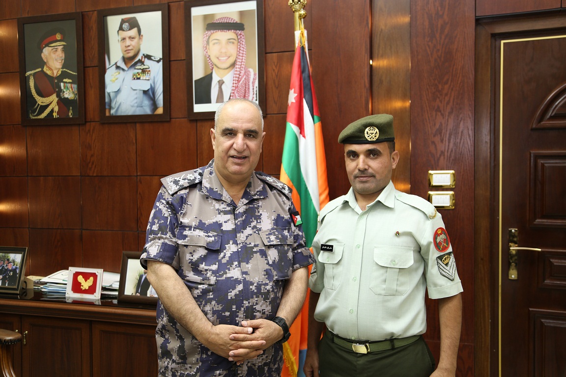 الدفاع المدني يكرم الرقيب اول سامر