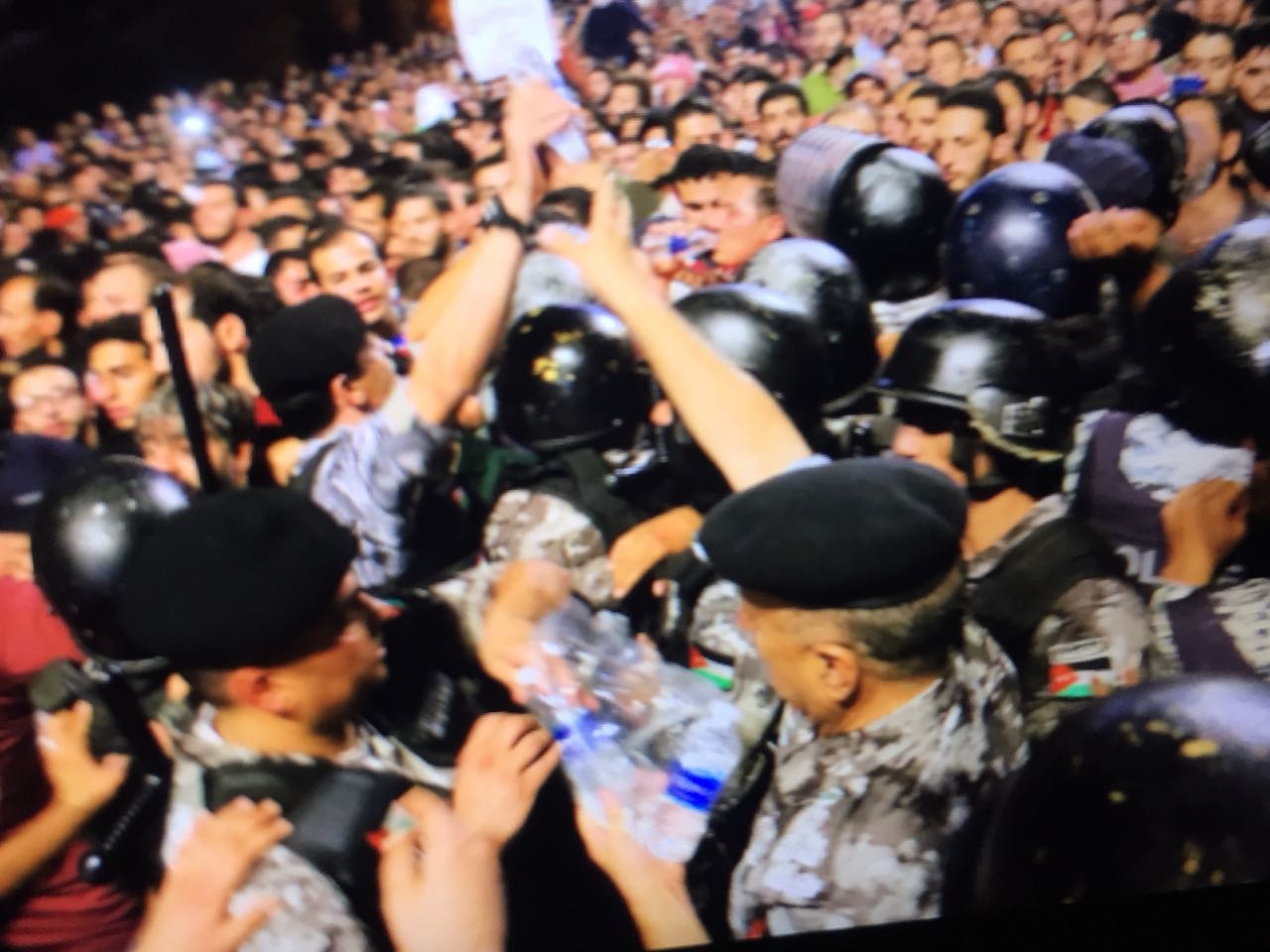 الحواتمة يوعز بتوزيع المياه على المواطنين