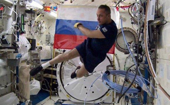 رائدا فضاء يلعبان كرة القدم بالفضاء