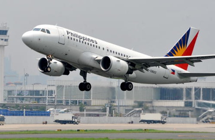 طائرة عسكرية تنشطر لنصفين بمدرج طيران