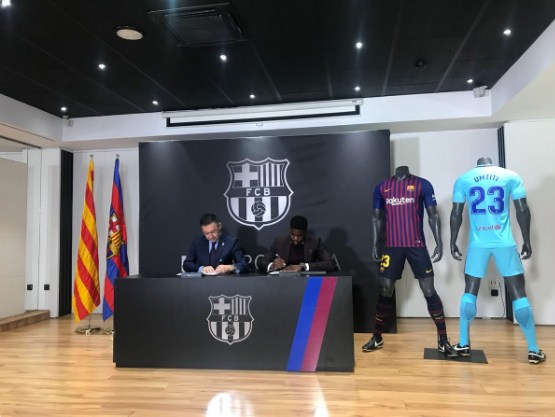 رسميا.. برشلونة يمدد عقد أومتيتي