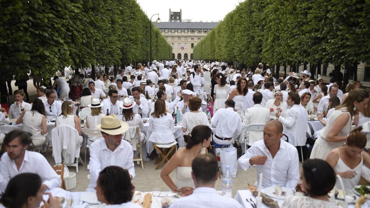 باريس تستعد لـ ’العشاء بالأبيض‘ وسط