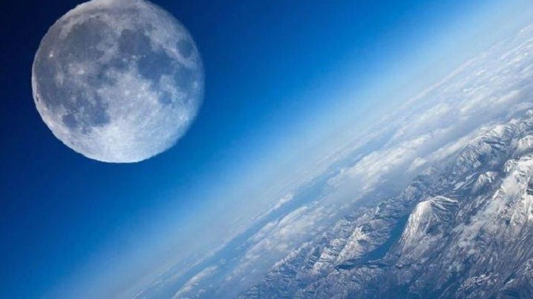 علماء يحددون موعد اصطدام القمر بالأرض