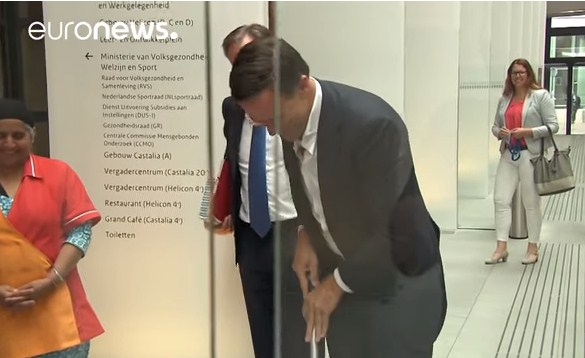 رئيس وزراء هولندا يمسح الأرض عند