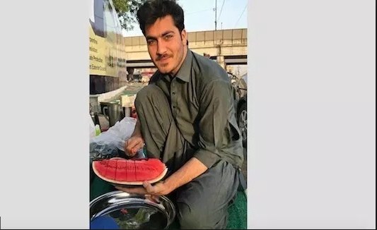 لماذا اشتهر هذا الشاب الباكستاني على
