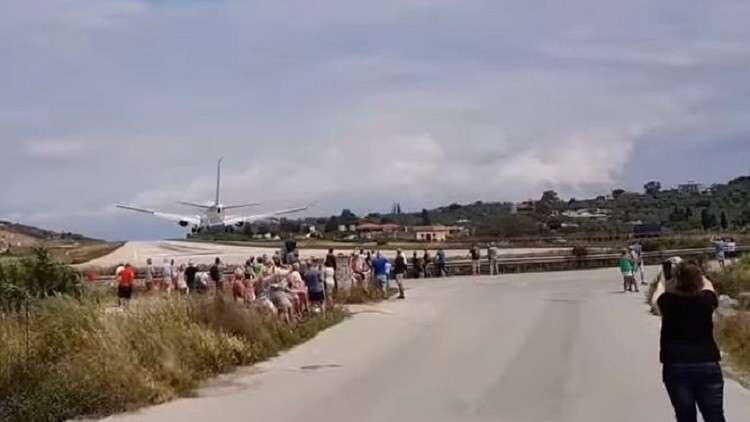 شاهد ما حدث لسائح أراد تصوير