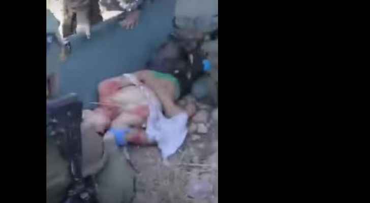 بالفيديو : شهيد فلسطيني خلال إصابته