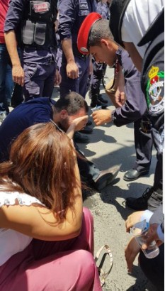 الامن يقدم الاسعافات الاولية لمحتجي «مجمع