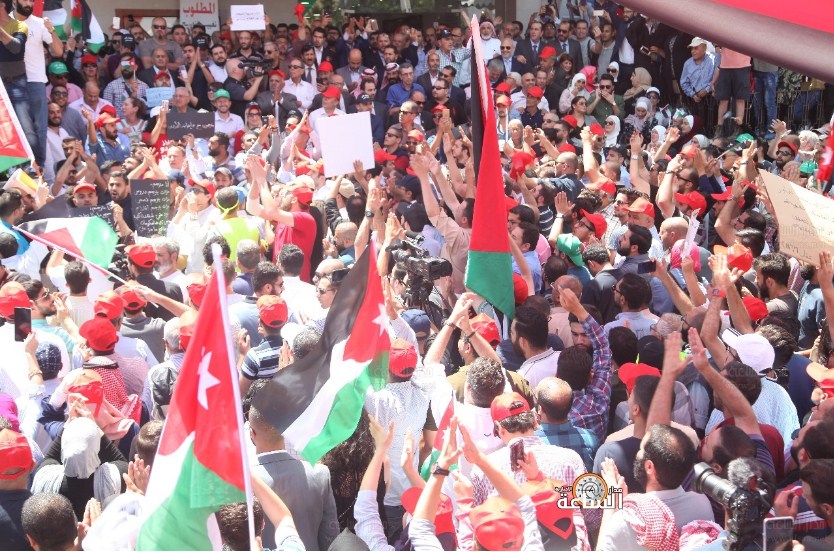 الوقفة الاحتجاجية أمام النقابات في (صور)