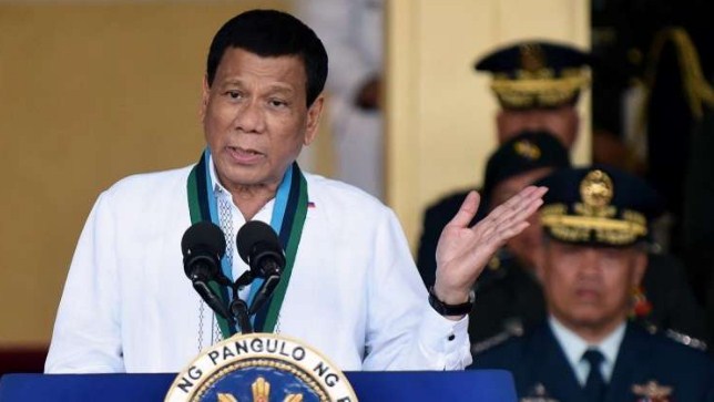 «قبلة» قد تطيح بالرئيس الفلبيني