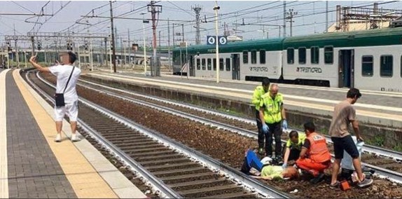 يلتقط صورة سيلفي أمام امرأة صدمها