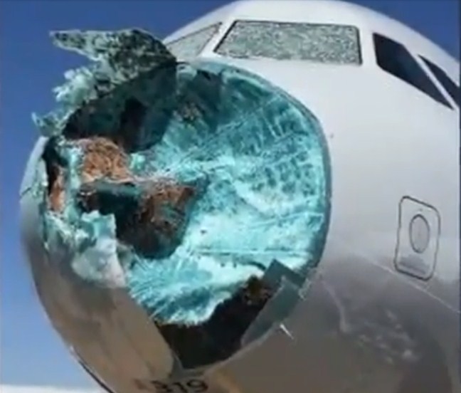 إعصار يحطم مقدمة طائرة أثناء التحليق