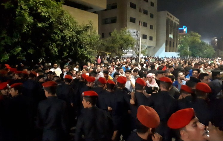 تجدد الاعتصامات على «الرابع» (صور)