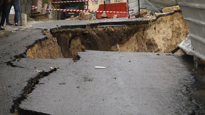عجلون: انهيار شارع في بلدة عرجان