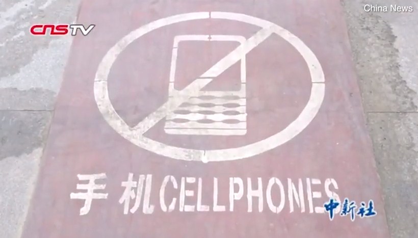 بالفيديو .. ممرات خاصة لمدمني الهواتف