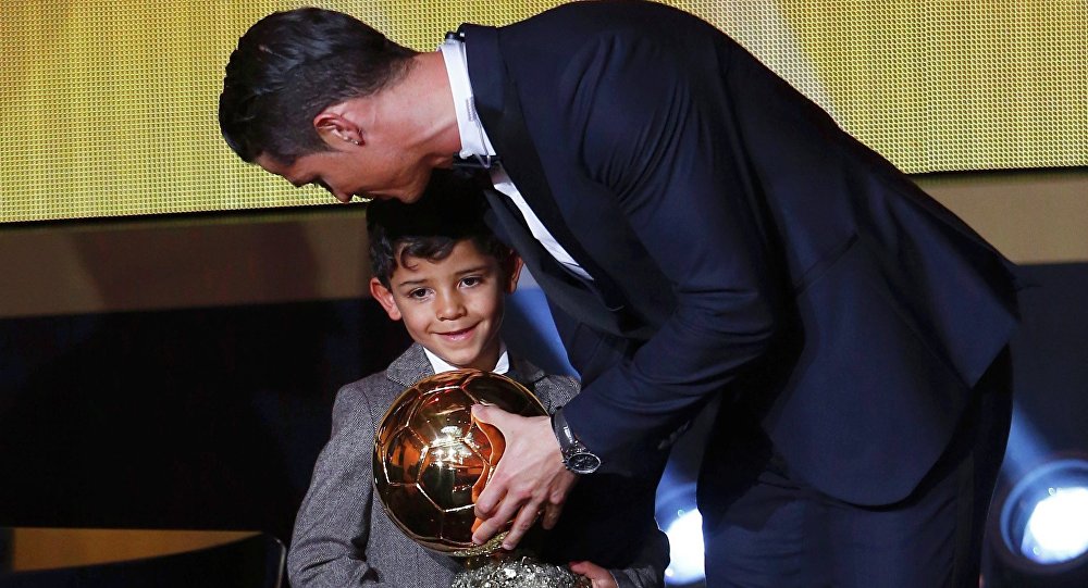 رونالدو الصغير يهدي والده هدفا على