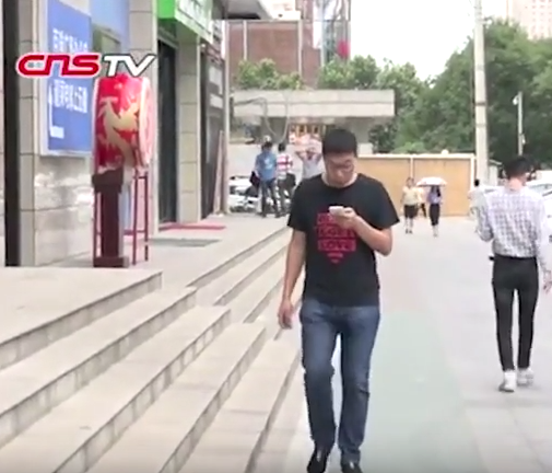 ممرات خاصة لمدمني الهواتف في الصين