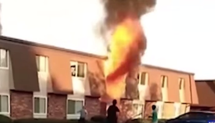 بالفيديو .. يتلقف طفلا رمته والدته