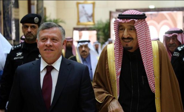 العاهل السعودي وولي عهده يهنئان الملك