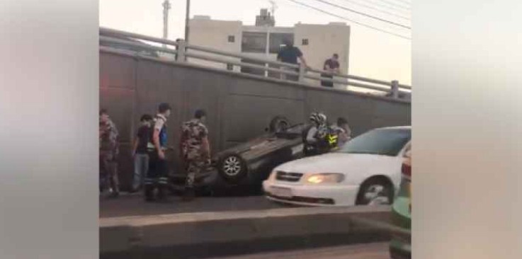 اصابة اثر انقلاب مركبة داخل نفق