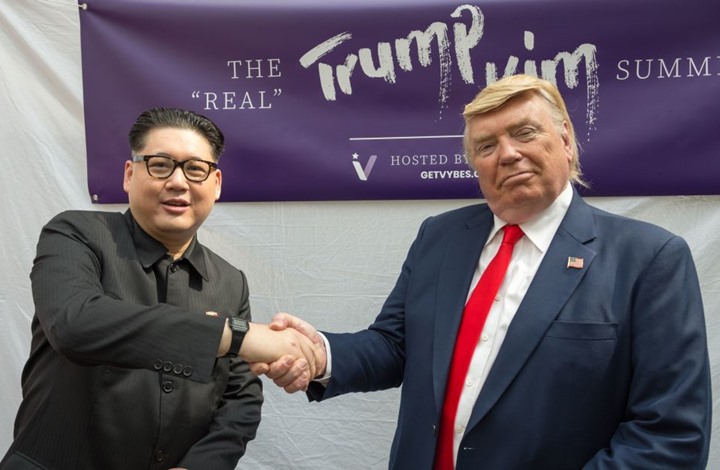 قبيل القمة.. شبيها ترامب وكيم يتجولان