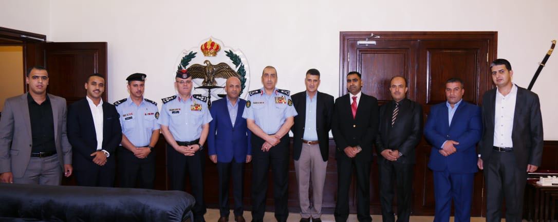 الحمود يكرم عددا من مرتبات الامن