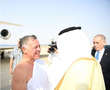 الملك يصل إلى جدة بلباس الإحرام