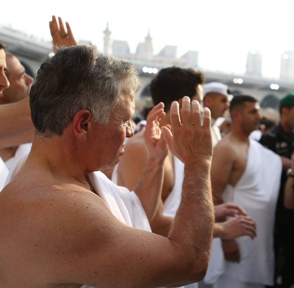 الملك وولي العهد يؤديان مناسك العمرة