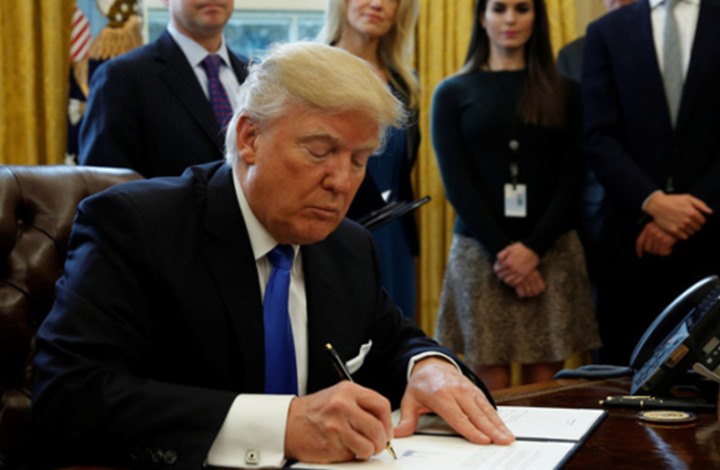 حكم قضائي بوقف قرار ترامب ويسمح