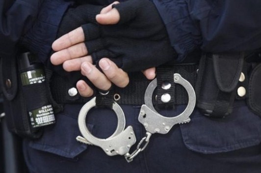 محاكمة رجل أمن استخدم سلاحه دون